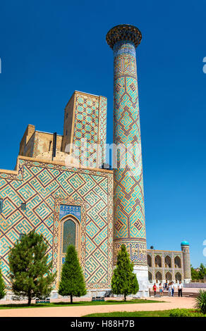 Ulugh Beg Madrasah auf dem Platz der Registan in Samarkand - Usbekistan Stockfoto