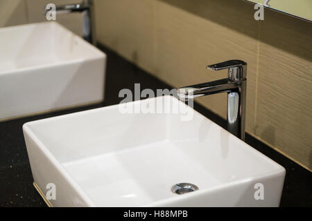 moderne Waschbecken im Bad Stockfoto