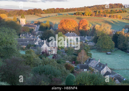 Frosty herbst Morgen bei Sonnenaufgang mit Blick auf naunton. Cotswolds, Gloucestershire, England Stockfoto