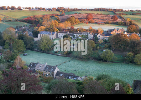 Frosty herbst Morgen bei Sonnenaufgang mit Blick auf naunton. Cotswolds, Gloucestershire, England Stockfoto