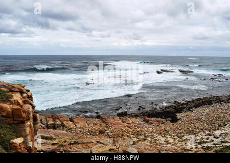 Südafrika, nach Süden fahren: stürmischen Ozean und Wetter an den Felsen von Kap der Guten Hoffnung, felsigen Landzunge an der Atlantikküste der Kap Halbinsel Stockfoto