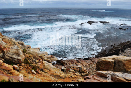 Südafrika, nach Süden fahren: stürmischen Ozean und Wetter an den Felsen von Kap der Guten Hoffnung, felsigen Landzunge an der Atlantikküste der Kap Halbinsel Stockfoto