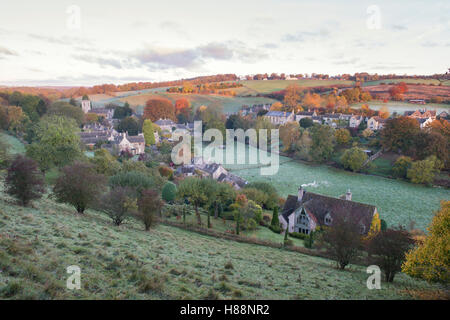 Frosty herbst Morgen bei Sonnenaufgang mit Blick auf naunton. Cotswolds, Gloucestershire, England Stockfoto