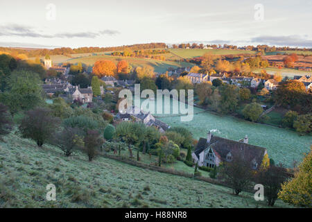 Frosty herbst Morgen bei Sonnenaufgang mit Blick auf naunton. Cotswolds, Gloucestershire, England Stockfoto