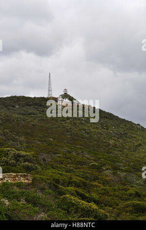 Südafrika, Kap der Guten Hoffnung: stürmisches Wetter und Blick auf das Cape Point Leuchtturm, in den späten 1850er Jahren auf der Klippe mit Blick auf das Meer gebaut Stockfoto