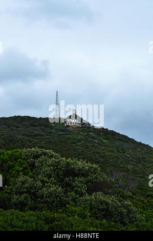 Südafrika, Kap der Guten Hoffnung: stürmisches Wetter und Blick auf das Cape Point Leuchtturm, in den späten 1850er Jahren auf der Klippe mit Blick auf das Meer gebaut Stockfoto