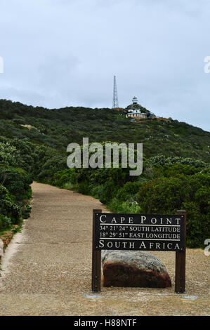 Südafrika: Cape Point Zeichen und Blick auf Cape Point Lighthouse, gebaut in den späten 1850er Jahren oben auf der Klippe über dem Meer Stockfoto