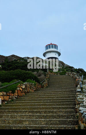 Südafrika, Kap der Guten Hoffnung: stürmisches Wetter und Blick auf das Cape Point Leuchtturm, in den späten 1850er Jahren auf der Klippe mit Blick auf das Meer gebaut Stockfoto