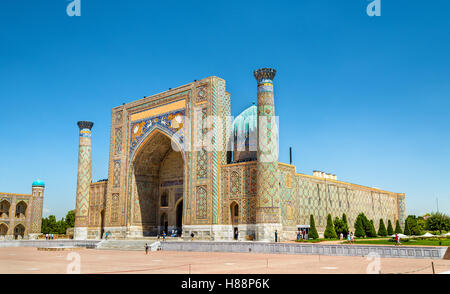 Sher Dor Madrasah auf dem Platz der Registan in Samarkand - Usbekistan Stockfoto