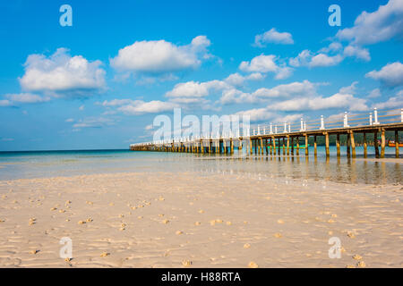 Pier am Strand mit türkisfarbenem Wasser Saracen Bay auf Koh Rong Sanloem Insel, Krong Preah Sihanouk, Sihanoukville, Kambodscha Stockfoto