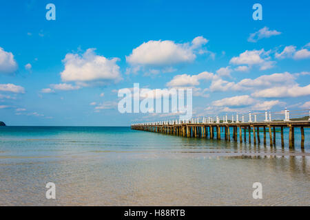 Pier am Strand mit türkisfarbenem Wasser Saracen Bay auf Koh Rong Sanloem Insel, Krong Preah Sihanouk, Sihanoukville, Kambodscha Stockfoto