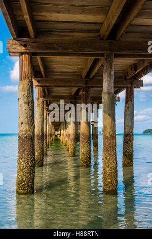 Pier am Strand mit türkisfarbenem Wasser Saracen Bay auf Koh Rong Sanloem Insel, Krong Preah Sihanouk, Sihanoukville, Kambodscha Stockfoto