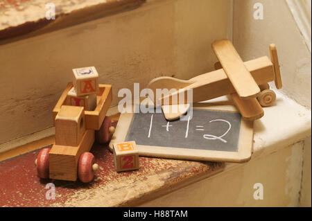 altes Holzspielzeug auf Treppe Stockfoto