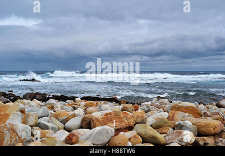 Südafrika, nach Süden fahren: Panoramablick auf den felsigen Strand am Kap der Guten Hoffnung, felsigen Landzunge an der Atlantischen Küste von Kap Halbinsel Stockfoto