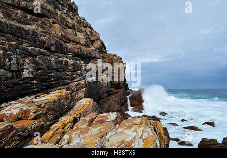 Südafrika, nach Süden fahren: stürmischen Ozean und Wetter an den Felsen von Kap der Guten Hoffnung, felsigen Landzunge an der Atlantikküste der Kap Halbinsel Stockfoto