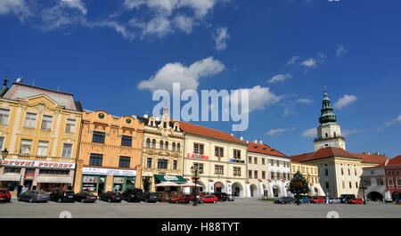 Panorama mit Turm des erzbischöflichen Palastes und Häuser auf Grand Square, Velke Namesti in Kromeriz, Tschechien, Europa Stockfoto