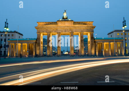 Spuren des Lichts am Brandenburger Tor bei Nacht, Berlin Stockfoto