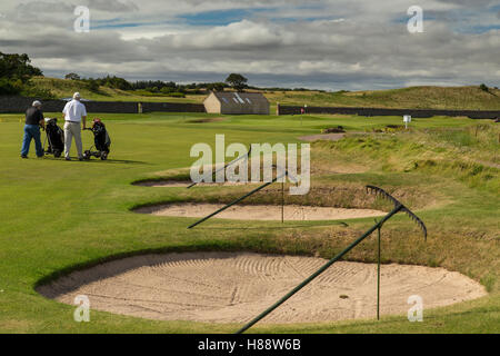 Golf Bunker Sandfallen mit Rechen in einer Linie auf steht neben fairway Stockfoto