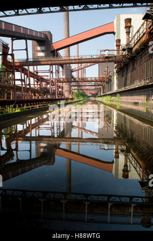 Reflexion auf der Kokerei Zollverein, Kokerei, UNESCO-Weltkulturerbe, Essen, Ruhrgebiet-Bereich, North Rhine-Westphalia Stockfoto