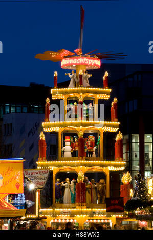 Weihnachtspyramide auf dem Weihnachtsmarkt in Dortmund, Ruhrgebiet Bereich, North Rhine-Westphalia Stockfoto