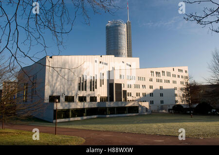 Das Aalto-Theater und der RWE-Turm-Tower in den Rücken, Essen, Ruhrgebiet-Bereich, North Rhine-Westphalia Stockfoto