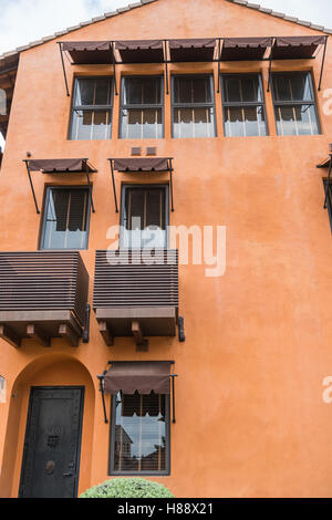 HDR-Bild der bunten Gebäude (Wohnungen) in thailand Stockfoto