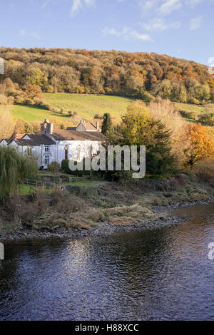 Herbst im Wye Valley - Herrnhuter 1833 neben den Fluss Wye in Brockweir, Gloucestershire UK Stockfoto