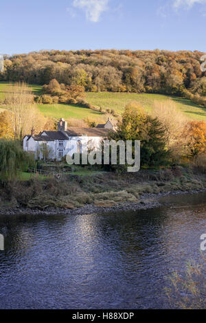 Herbst im Wye Valley - Herrnhuter 1833 neben den Fluss Wye in Brockweir, Gloucestershire UK Stockfoto