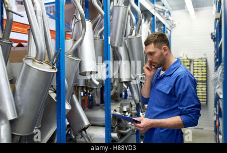 Kfz-Mechaniker anrufen auf Handy im Autoshop Stockfoto