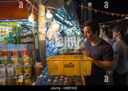 Nacht Markt in Chiang Mai. Chiang Mai ist ein wichtiges touristisches Ziel in Nordthailand. Stockfoto