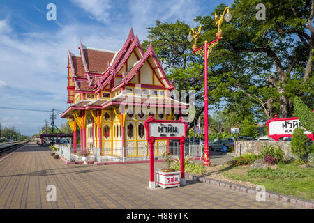 Der Royal Pavilion am Bahnhof in Hua Hin, Thailand. Der Bahnhof ist ein Wahrzeichen in Thailand. Stockfoto