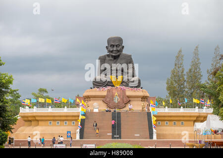 Skulptur des verehrten buddhistischen Mönch Luang Pu Thuat am Wat Huay Mongkol in Hua Hin Thailand Stockfoto