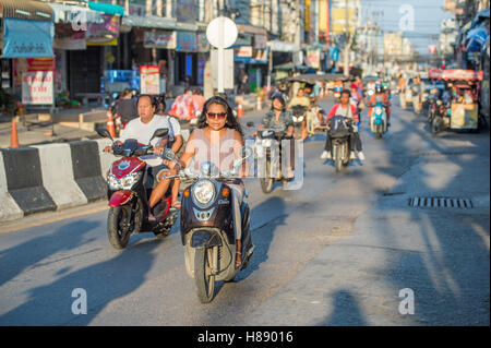 Menschen, die Fahrt nach Hause von der Arbeit auf Motorrädern an einem späten Nachmittag im Hua Hin, Thailand Stockfoto