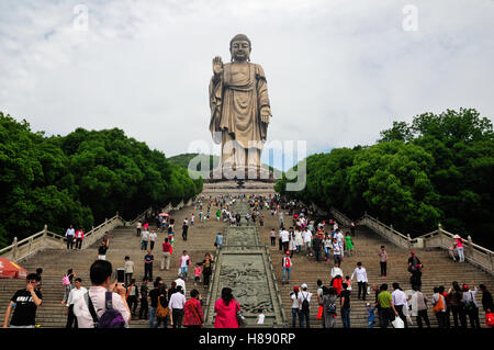 17. Mai 2015.  Wuxi, China.  Chinesische Touristen fotografieren und klettern hinauf die steinernen Stufen hinauf auf der Lingshan Buddha Stockfoto