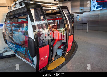 Personen in der Gondel der Emirates Air Line Seilbahn, London England Vereinigtes Königreich Großbritannien Stockfoto