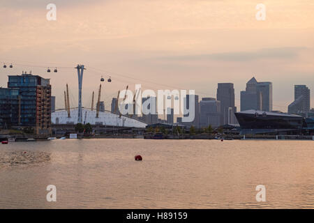 Die O2-Arena, die Emirates Air Line und Canary Wharf Bezirk gesehen über die Themse bei Sonnenuntergang, London England Vereinigtes Königreich UK Stockfoto