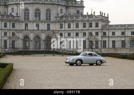 A1960 Porsche 356 B 1600 S vor Palazzina di Caccia von Stupinigi Stockfoto