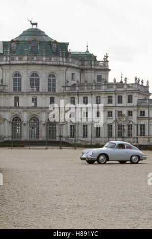 A1960 Porsche 356 B 1600 S vor Palazzina di Caccia von Stupinigi Stockfoto