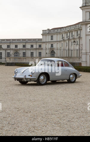 A1960 Porsche 356 B 1600 S vor Palazzina di Caccia von Stupinigi Stockfoto