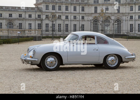 A1960 Porsche 356 B 1600 S vor Palazzina di Caccia von Stupinigi Stockfoto