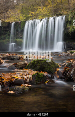 Sgwd Ddwli Uchaf (obere sprudelnden Wasserfall) im Herbst entlang der Afon Nedd Fechan in Brecon-Beacons-Nationalpark, Wales, Großbritannien. Stockfoto
