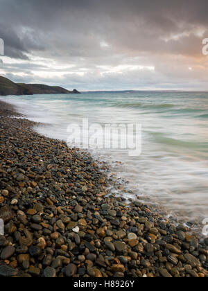 Newgale Strand und Wellen über die Kieselsteine, Pembrokeshire Coast National Park, Wales, UK Stockfoto