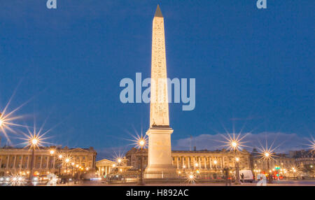 Der Obelisk von Luxor ist ein 23 Meter hohen ägyptischen Obelisk steht in der Mitte des Place De La Concorde in Paris, Frankreich. Stockfoto