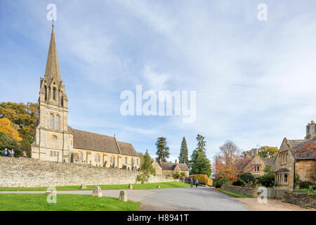 Pfarrkirche St. Marien in Cotswold Dorf zündeten, Gloucestershire, England, Großbritannien Stockfoto
