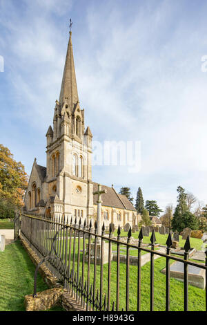 Pfarrkirche St. Marien in Cotswold Dorf zündeten, Gloucestershire, England, Großbritannien Stockfoto