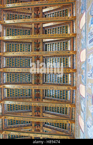 Die geschnitzte Holzdecke von Monreale Kathedrale bedeckt mit floralen und geometrischen Mustern, Sizilien, Italien Stockfoto