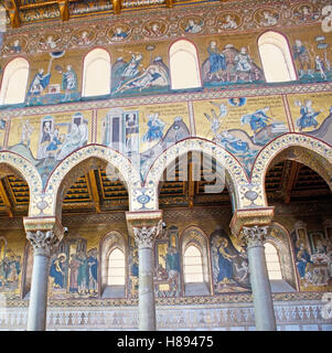 Die schlanken Steinsäulen halten Sie die Wand von Monreale Kathedrale bedeckt mit Meisterwerk Mosaiken, Sizilien, Italien Stockfoto