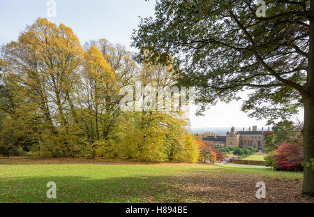 Zündeten Haus und Arboretum im Herbst, Gloucestershire, England, UK Stockfoto