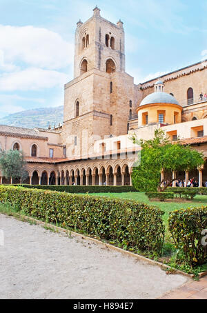 Der Blick auf die mittelalterliche Glocke Turm von Monreale Kathedrale aus seiner alten Garten, Sizilien, Italien Stockfoto