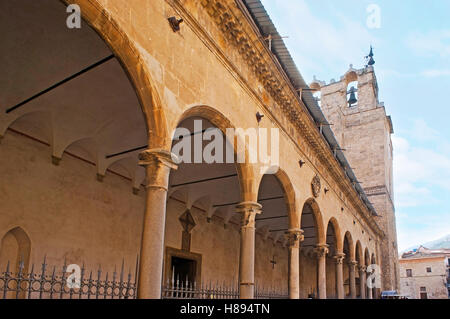 Der Portikus von Monreale Kathedrale mit Blick auf die mittelalterliche Glockenturm auf den Hintergrund, Sizilien, Italien. Stockfoto